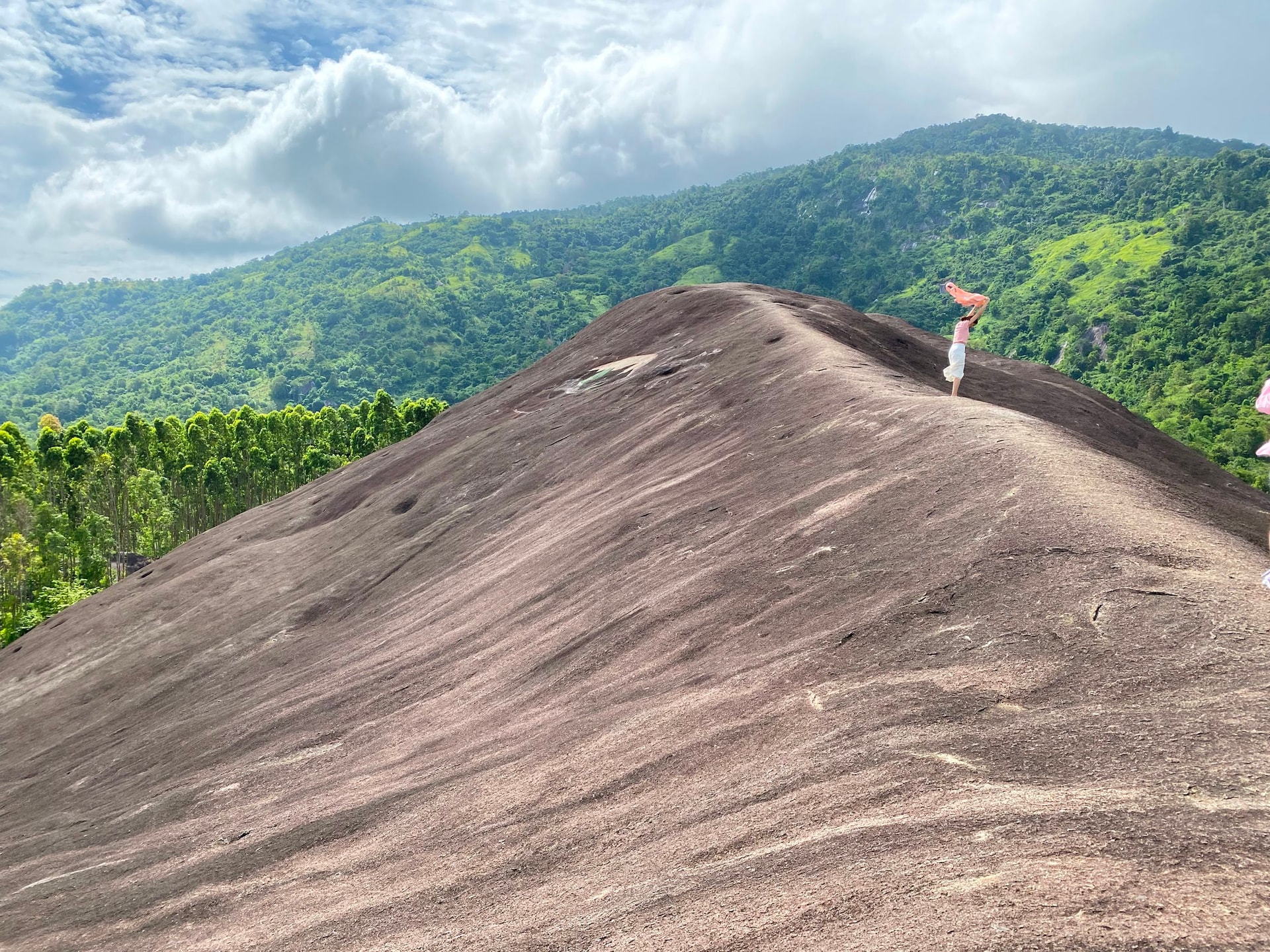 Những trải nghiệm độc đáo tại Đá Voi mẹ Đắk Lắk